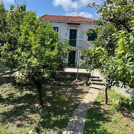 In Casa Bifamiliare Con Giardino