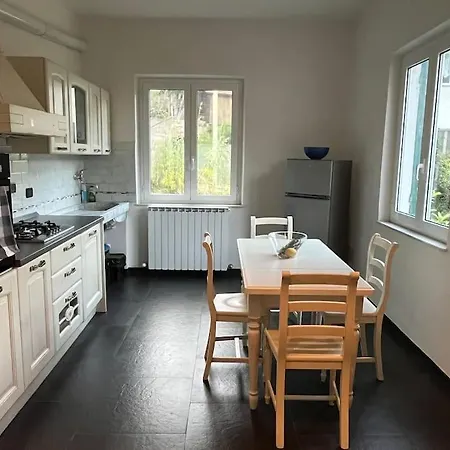 Apartment In Casa Bifamiliare Con Giardino