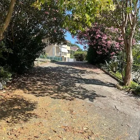 In Casa Bifamiliare Con Giardino *