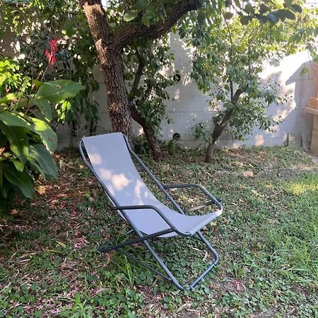 In Casa Bifamiliare Con Giardino *