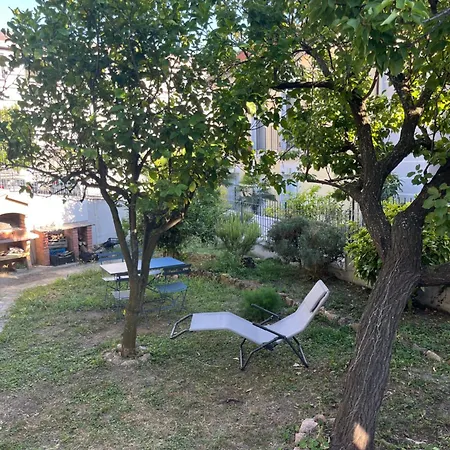 In Casa Bifamiliare Con Giardino *