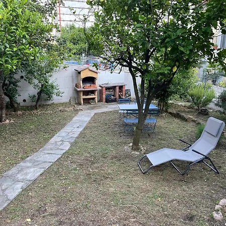 Con Giardino E Posto Auto アパート