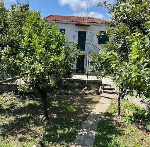 In Casa Bifamiliare Con Giardino