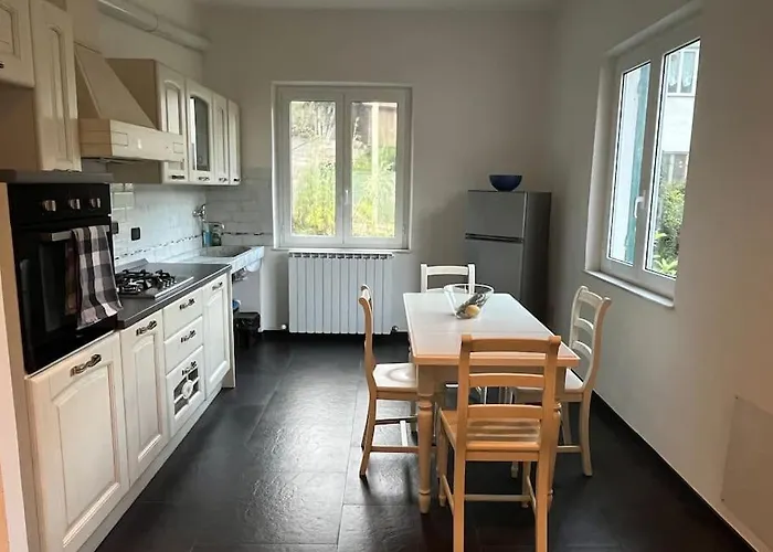 Apartment In Casa Bifamiliare Con Giardino