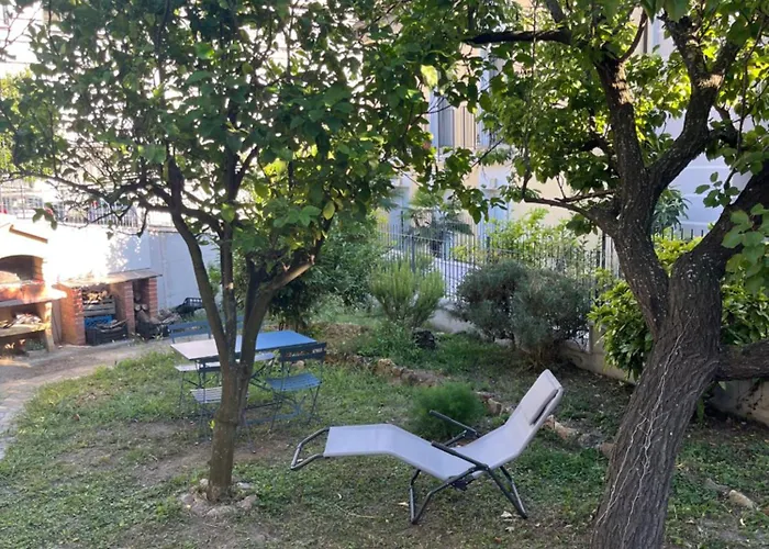 In Casa Bifamiliare Con Giardino *
